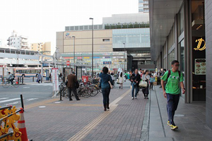 JR鶴見駅のエスカレーターを降りた所の写真です